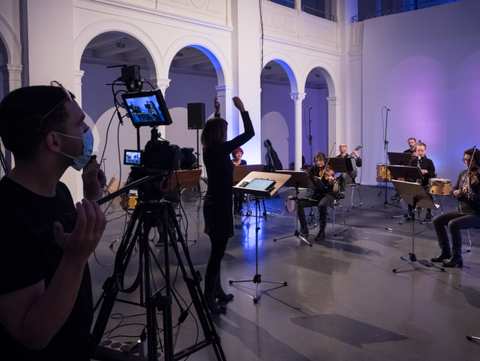 Bild von der Klangwerkstatt Berlin November 2020, Konzert des KNM Campus Ensemble und des Ensemble KNM Berlin unter der Leitung von Rebecca Lenton.